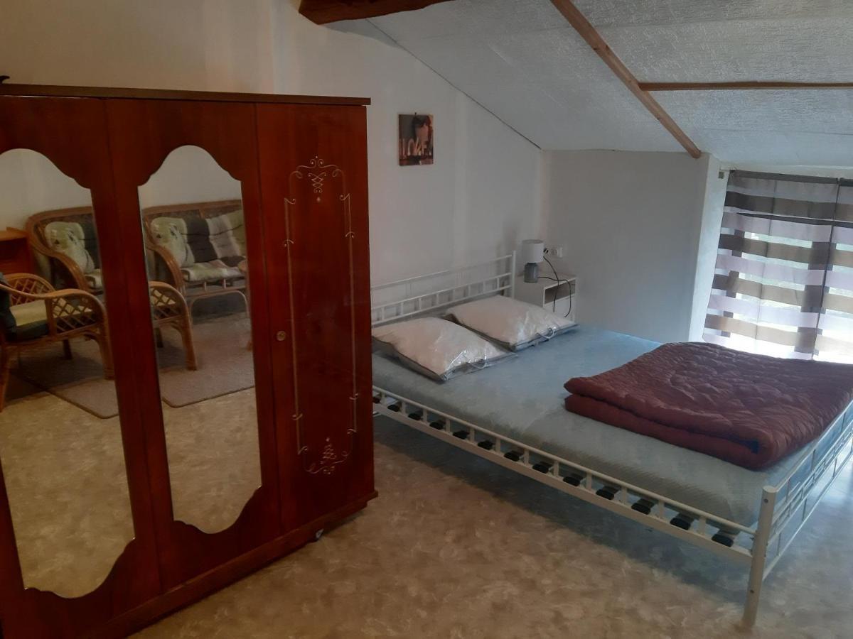 petite Maison ancienne charentaise ,dans un village au calme idéal travailleur soigné et pas de destructeur de logement ou d'appareil Brigueuil Exterior foto