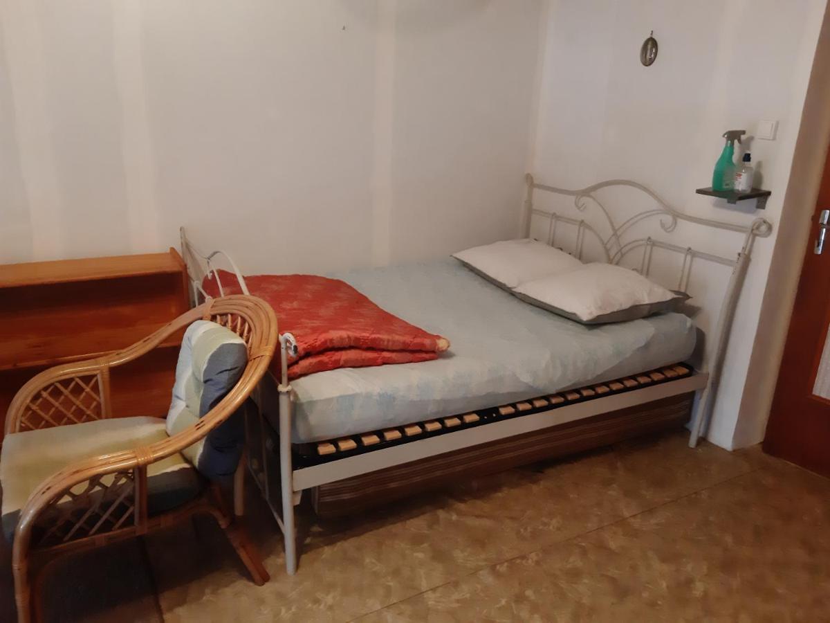 petite Maison ancienne charentaise ,dans un village au calme idéal travailleur soigné et pas de destructeur de logement ou d'appareil Brigueuil Exterior foto