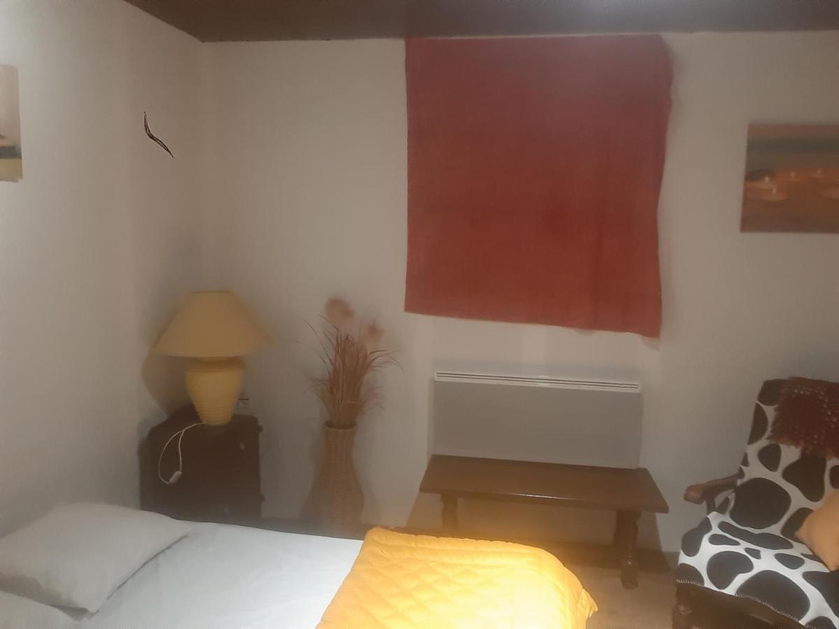petite Maison ancienne charentaise ,dans un village au calme idéal travailleur soigné et pas de destructeur de logement ou d'appareil Brigueuil Exterior foto